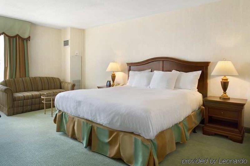 Doubletree By Hilton Norfolk Airport Hotel Exterior photo