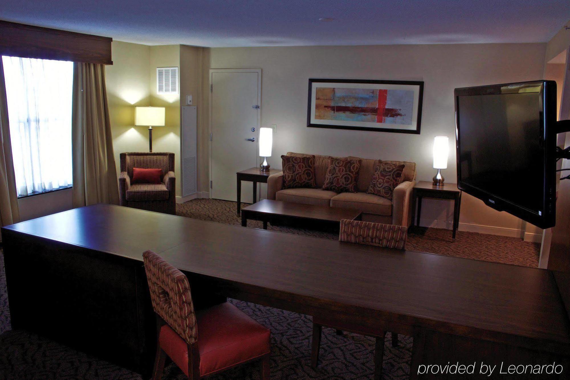 Doubletree By Hilton Norfolk Airport Hotel Exterior photo