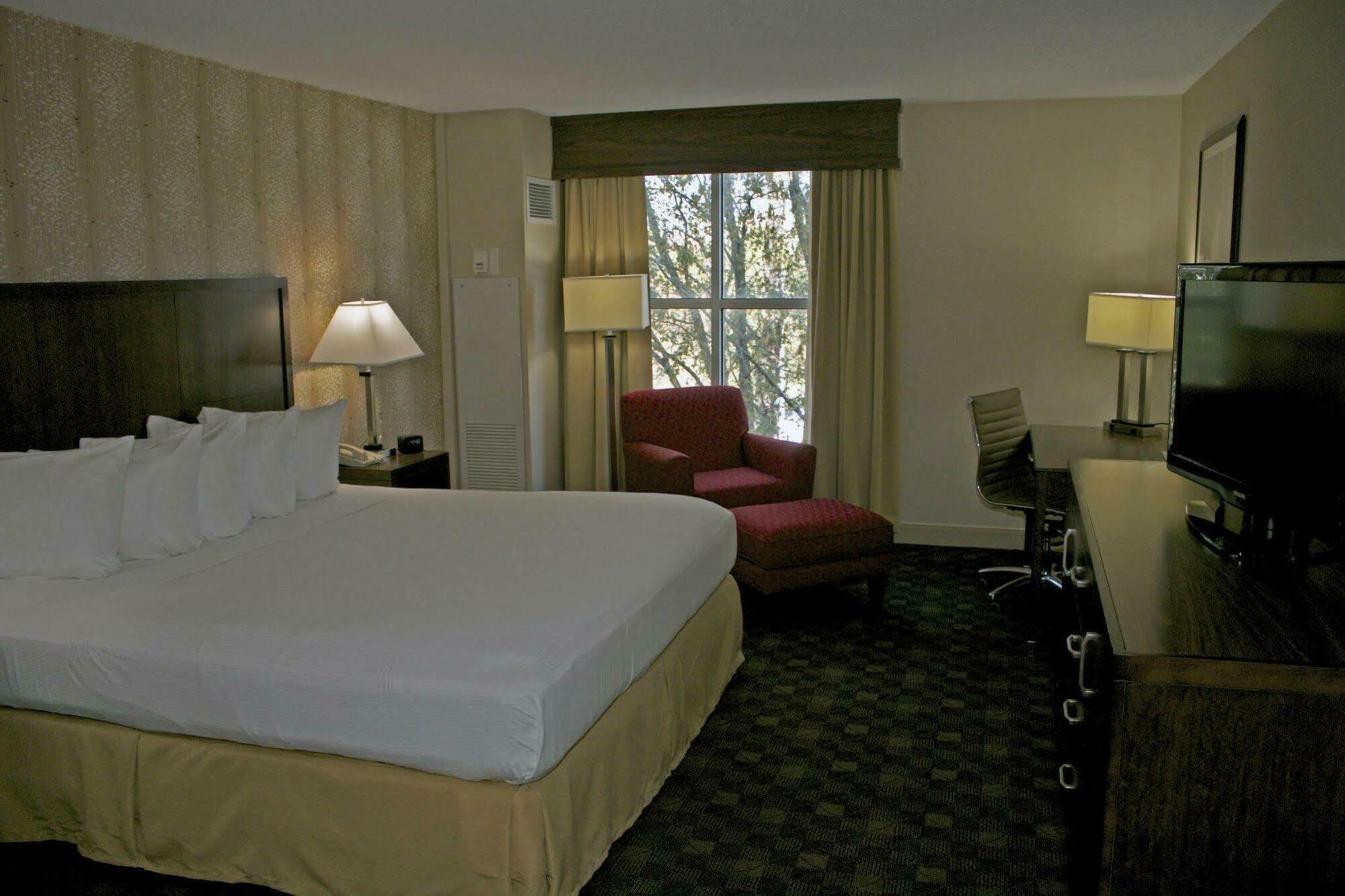 Doubletree By Hilton Norfolk Airport Hotel Exterior photo